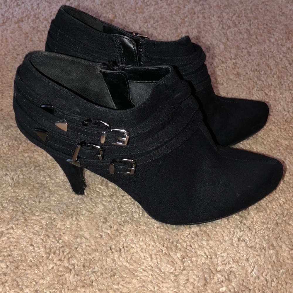 *SOLD* Women’s black booties.